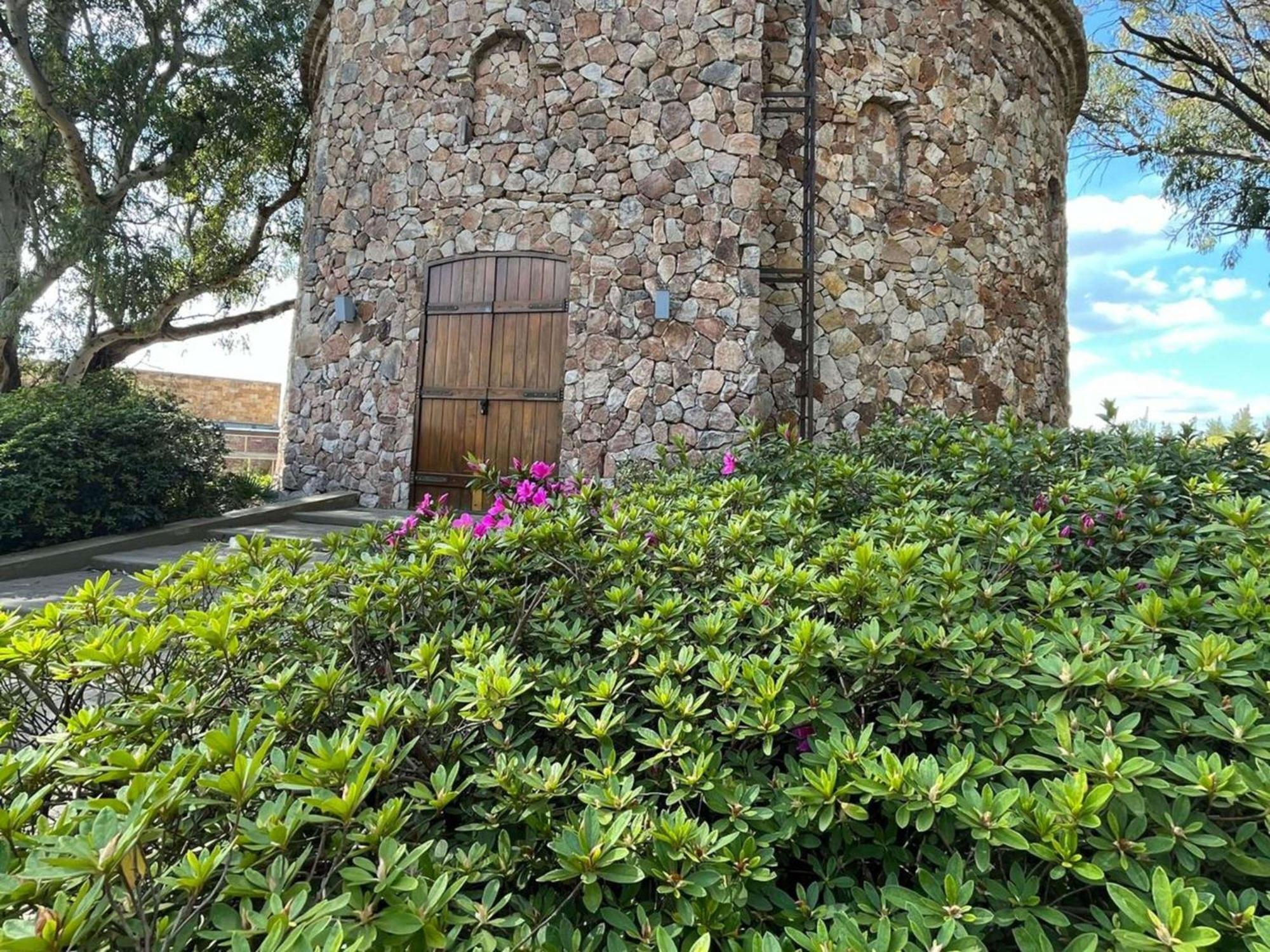 Sofitel La Reserva Cardales Río Luján Buitenkant foto The entrance to the tower